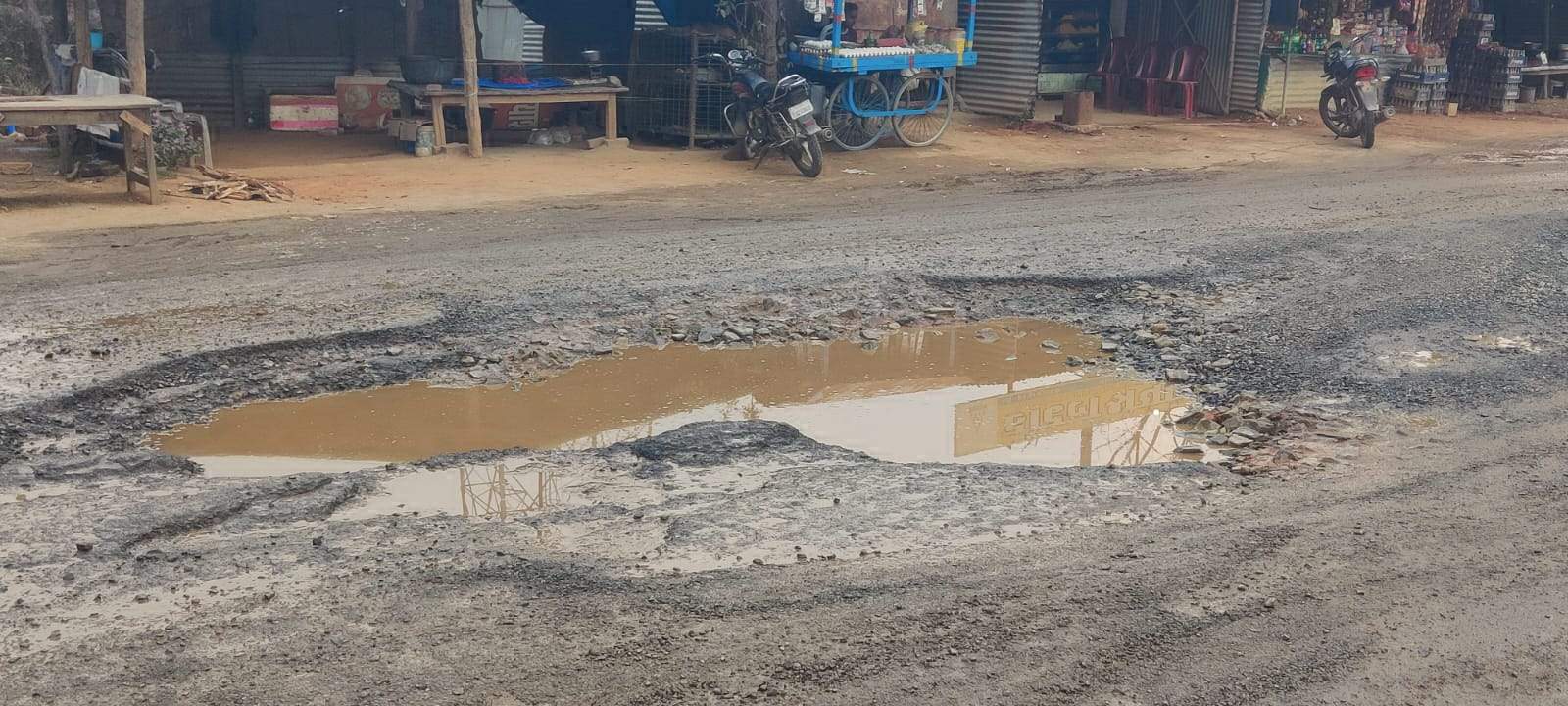 सडक़ में गड्ढे ही गड्ढे, हो रहे हादसे