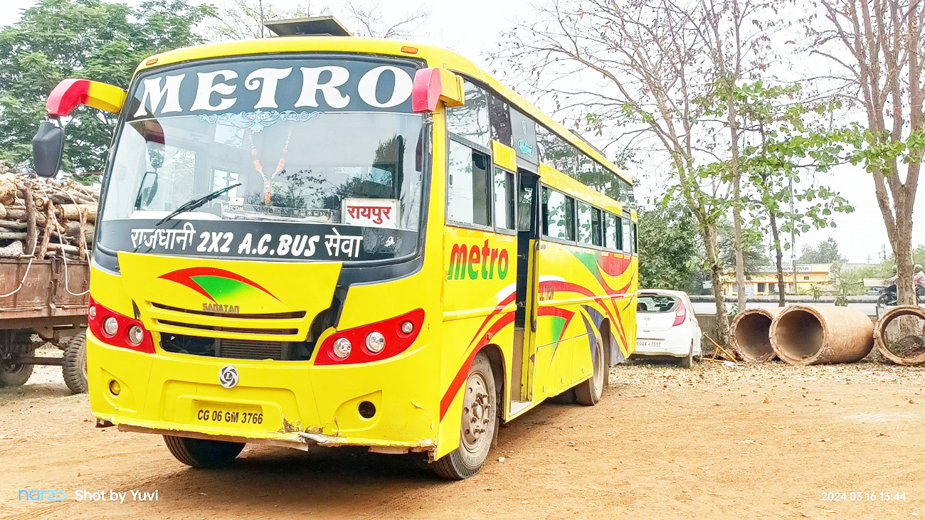 बेकाबू यात्री बस डिवाइडर से टकराई, बड़ा हादसा टला