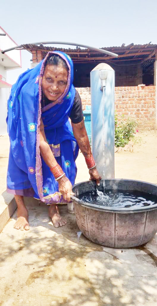 सिर पर पानी मटका ढोने से मिली मुक्ति सिर पर पानी मटका ढोने से मिली मुक्ति