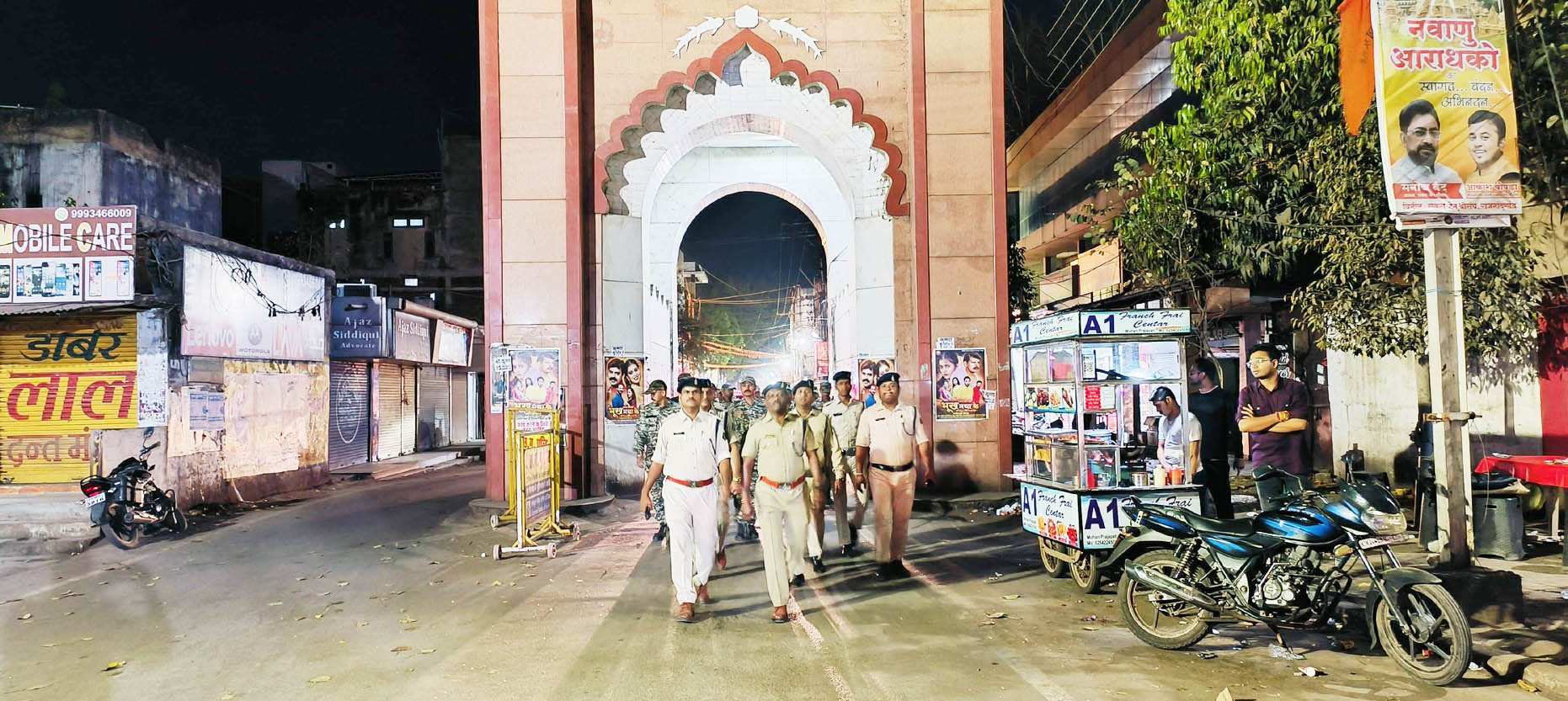 पुलिस ने किया फ्लैग मार्च पुलिस ने किया फ्लैग मार्च