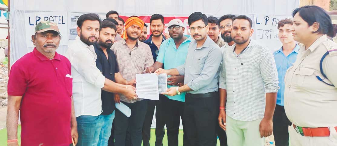 डीईओ के खिलाफ धरना-प्रदर्शन, आश्वासन पर समाप्त