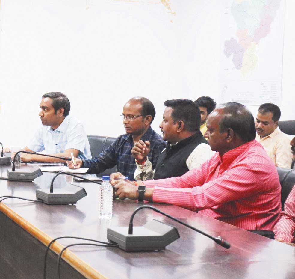 जिला निर्वाचन अधिकारी ने ली राजनीतिक दलों की बैठक