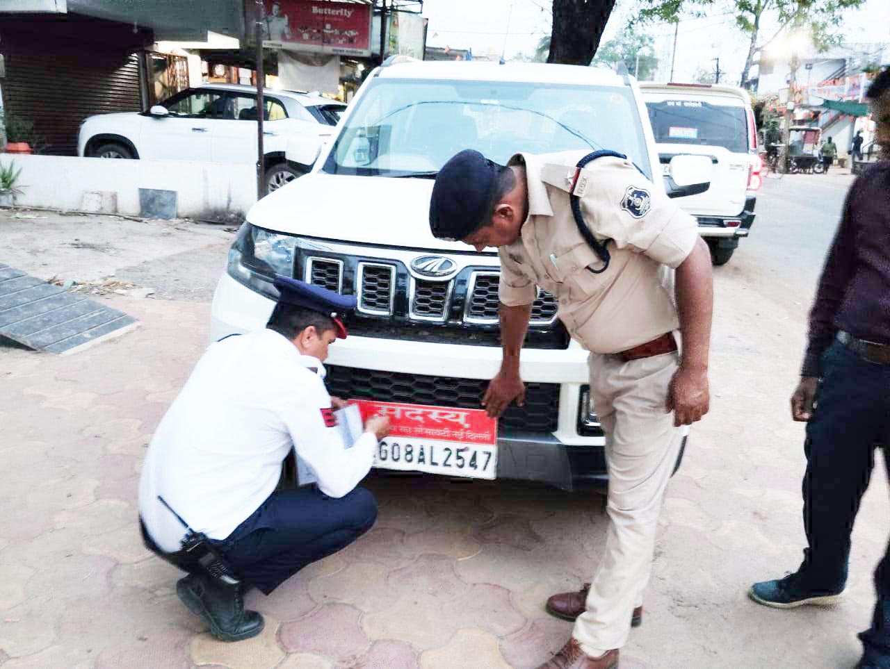 जांच में हटवाया 150 से अधिक नेम प्लेट जांच में हटवाया 150 से अधिक नेम प्लेट