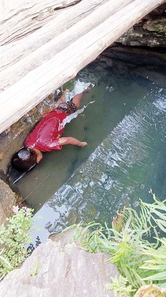 झरने के पानी में डूबकर मासूम की मौत