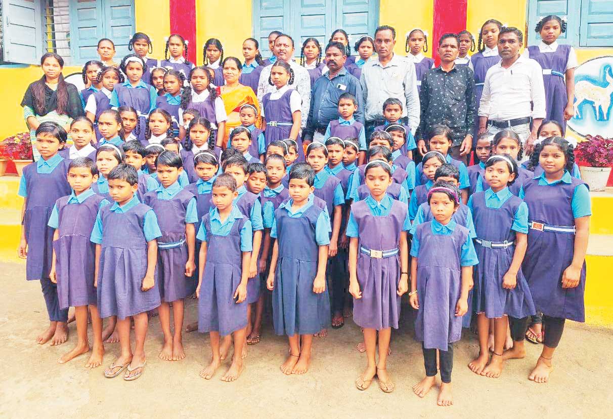 स्कूल में संकुल स्तरीय नेवता भोज