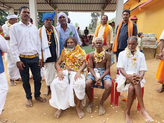देव मेला में पुजारी के रूप में शामिल हुए भाजपा प्रत्याशी नाग