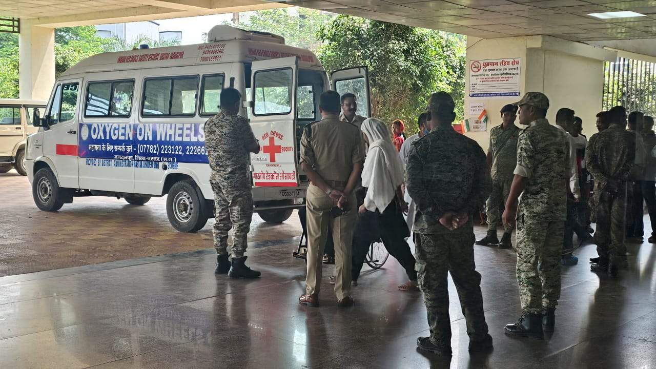 देर रात मेकाज में भर्ती हुए सीएसपी  जगदलपुर, एसपी पहुँचे देखने