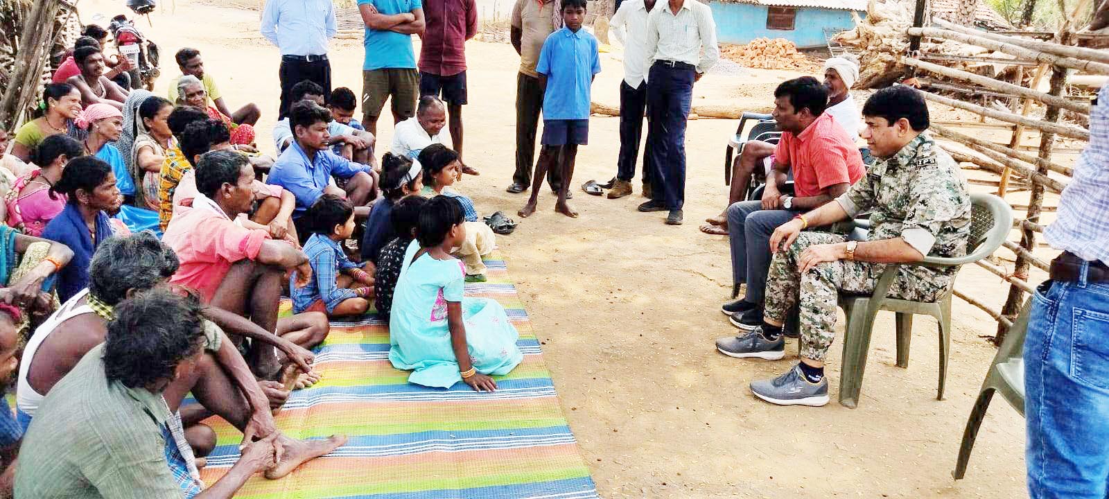 कलेक्टर-एसपी ग्रामीणों से हुए रूबरू कलेक्टर-एसपी ग्रामीणों से हुए रूबरू