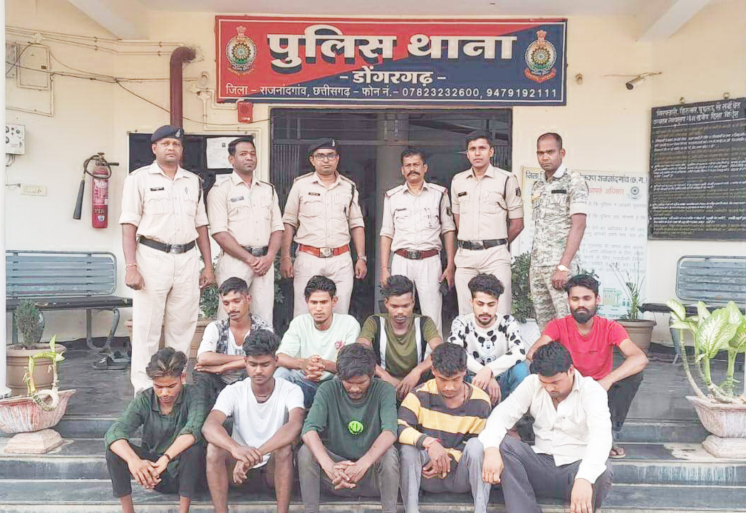 हुड़दंगियों की पुलिस ने ली क्लास हुड़दंगियों की पुलिस ने ली क्लास