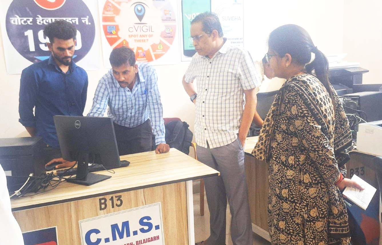 कलेक्टर ने सी-विजिल कन्ट्रोल रूम का किया निरीक्षण