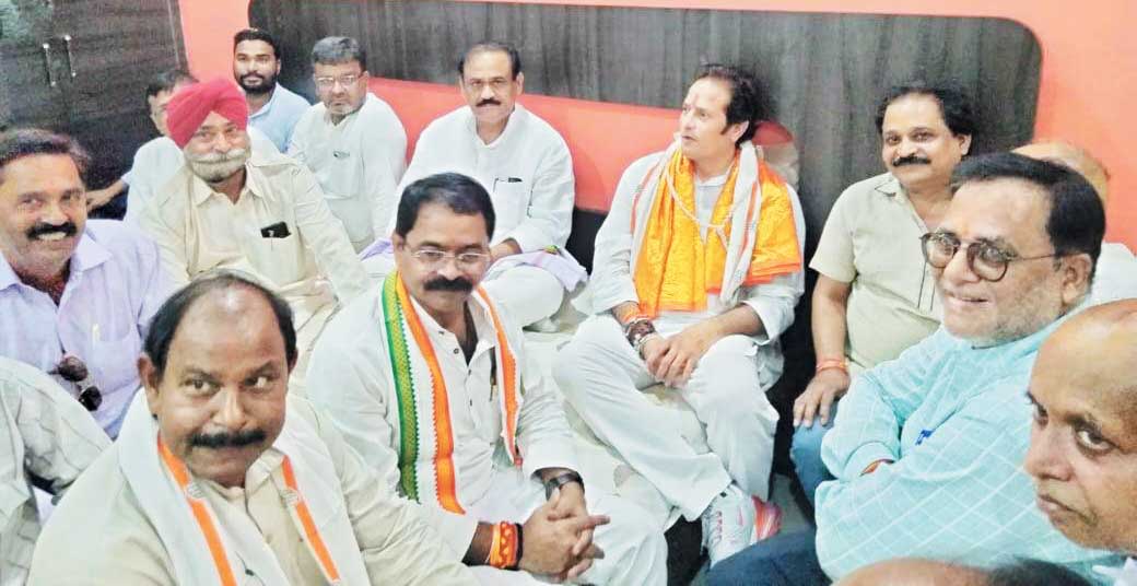 लोकल ट्रेन से भाटापारा पहुँचे कांग्रेस प्रत्याशी विकास