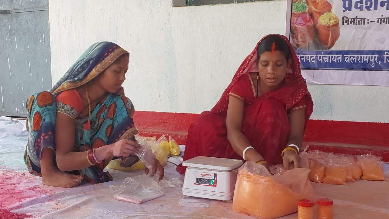 हर्बल रंग-गुलाल तैयार कर रहीं समूह की महिलाएं