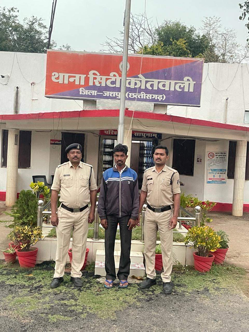 रात में बंद दरवाजा खटखटाया, पड़ोसी  की हत्या, गिरफ्तार