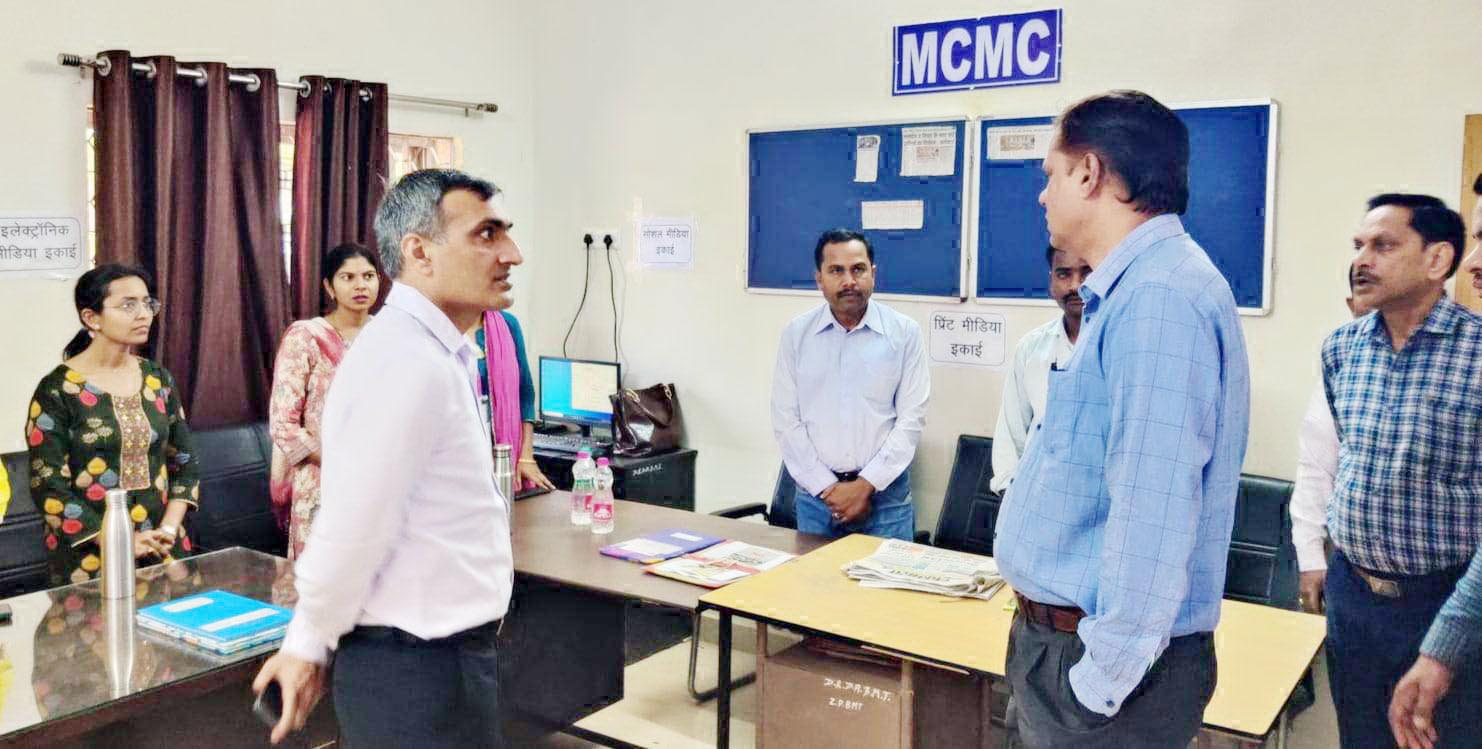 कमिश्नर ने समाचार, विज्ञापनों व पेड न्यूज निगरानी व्यवस्था का लिया जायजा