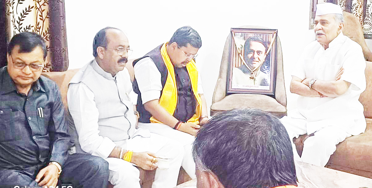सांत्वना प्रकट करने पारख के घर पहुंचे नेता सांत्वना प्रकट करने पारख के घर पहुंचे नेता
