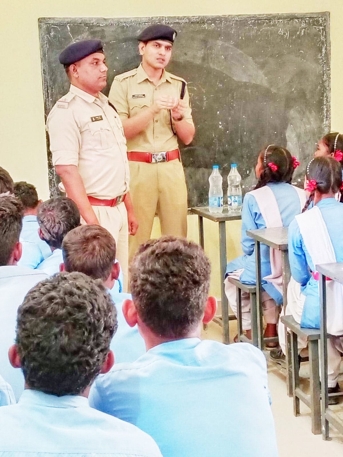 स्कूली बच्चों को दी अपराधों से बचाव की जानकारी स्कूली बच्चों को दी अपराधों से बचाव की जानकारी