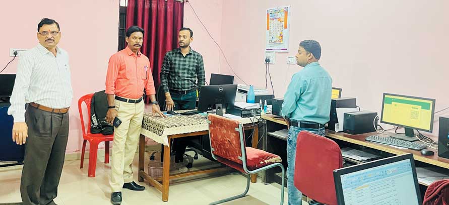 कलेक्टर ने विभिन्न अनुवीक्षण कक्षों का किया निरीक्षण