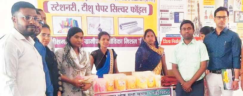  स्व-सहायता समूह की महिलाओं ने लगाया हर्बल गुलाल का स्टॉल