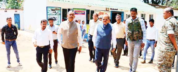 कमिश्नर ने किया बीजापुर के मतदान केंद्र और ईवीएम स्ट्रांग रूम का निरीक्षण कमिश्नर ने किया बीजापुर के मतदान केंद्र और ईवीएम स्ट्रांग रूम का निरीक्षण