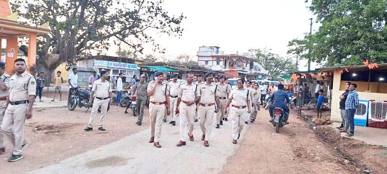 पुलिस ने आधा दर्जन इलाकों में निकाला फ्लैग मार्च पुलिस ने आधा दर्जन इलाकों में निकाला फ्लैग मार्च