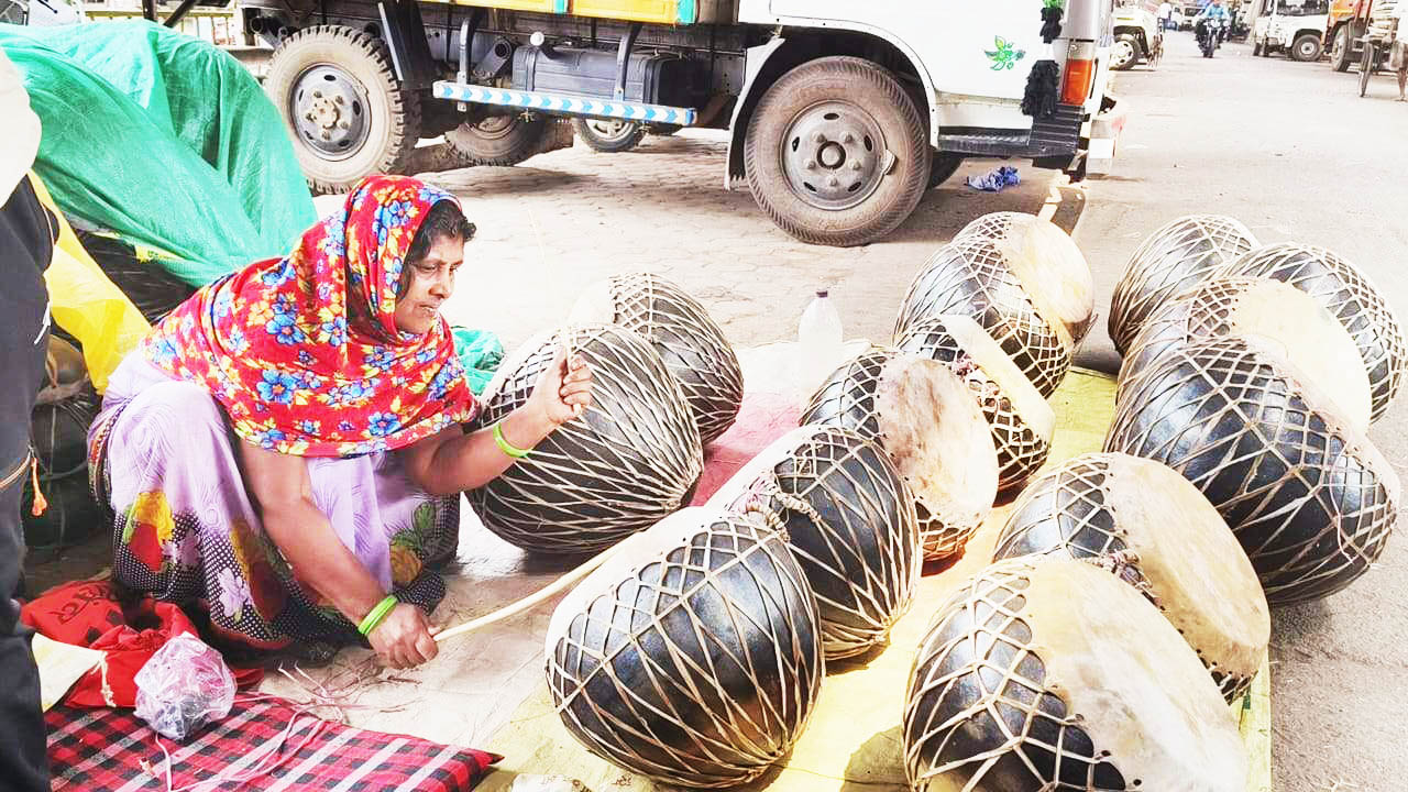 होली से पहले स्कूल-कॉलेज में बरसे रंग होली से पहले स्कूल-कॉलेज में बरसे रंग