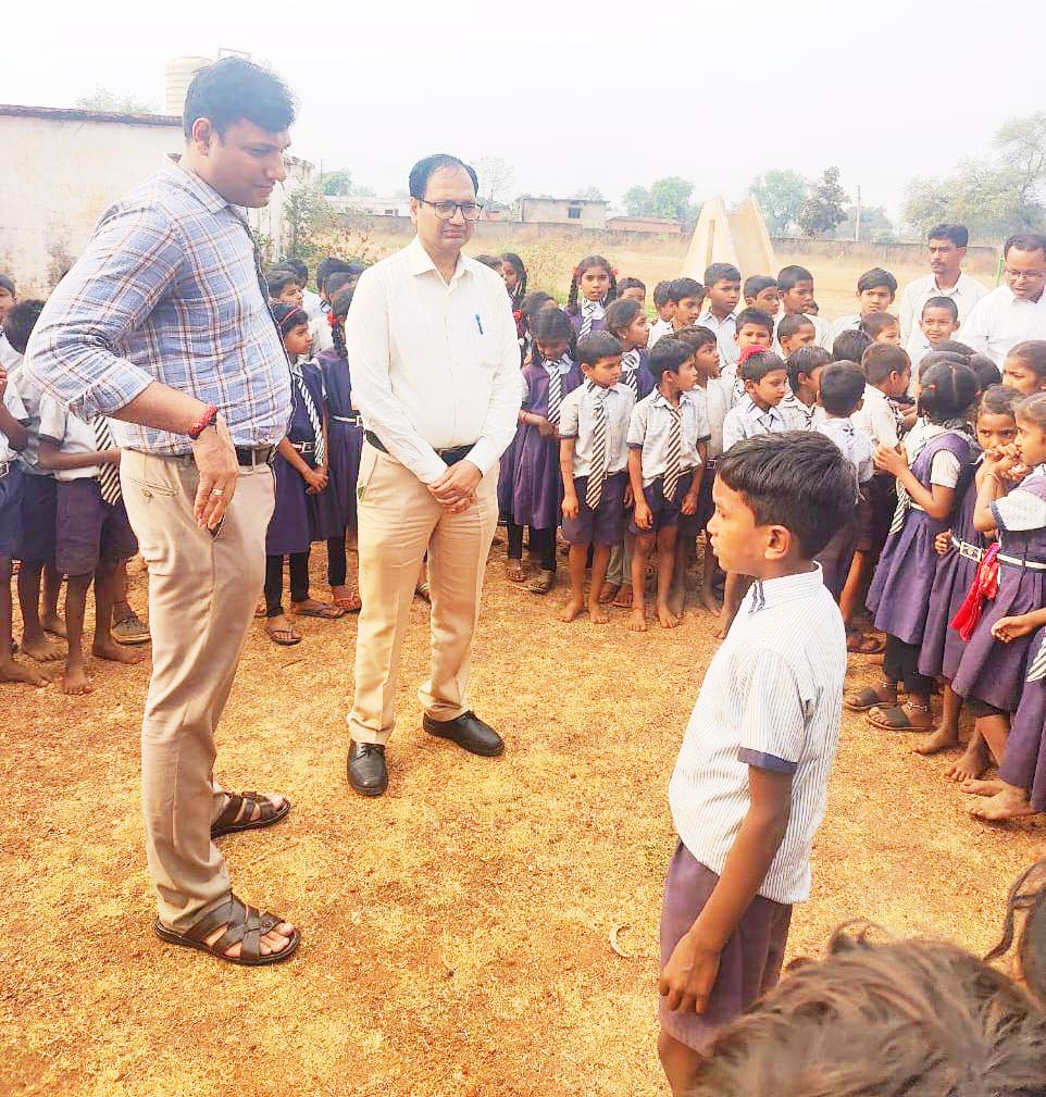 कलेेक्टर-एसपी बच्चों को पढऩे किया प्रोत्साहित कलेेक्टर-एसपी बच्चों को पढऩे किया प्रोत्साहित