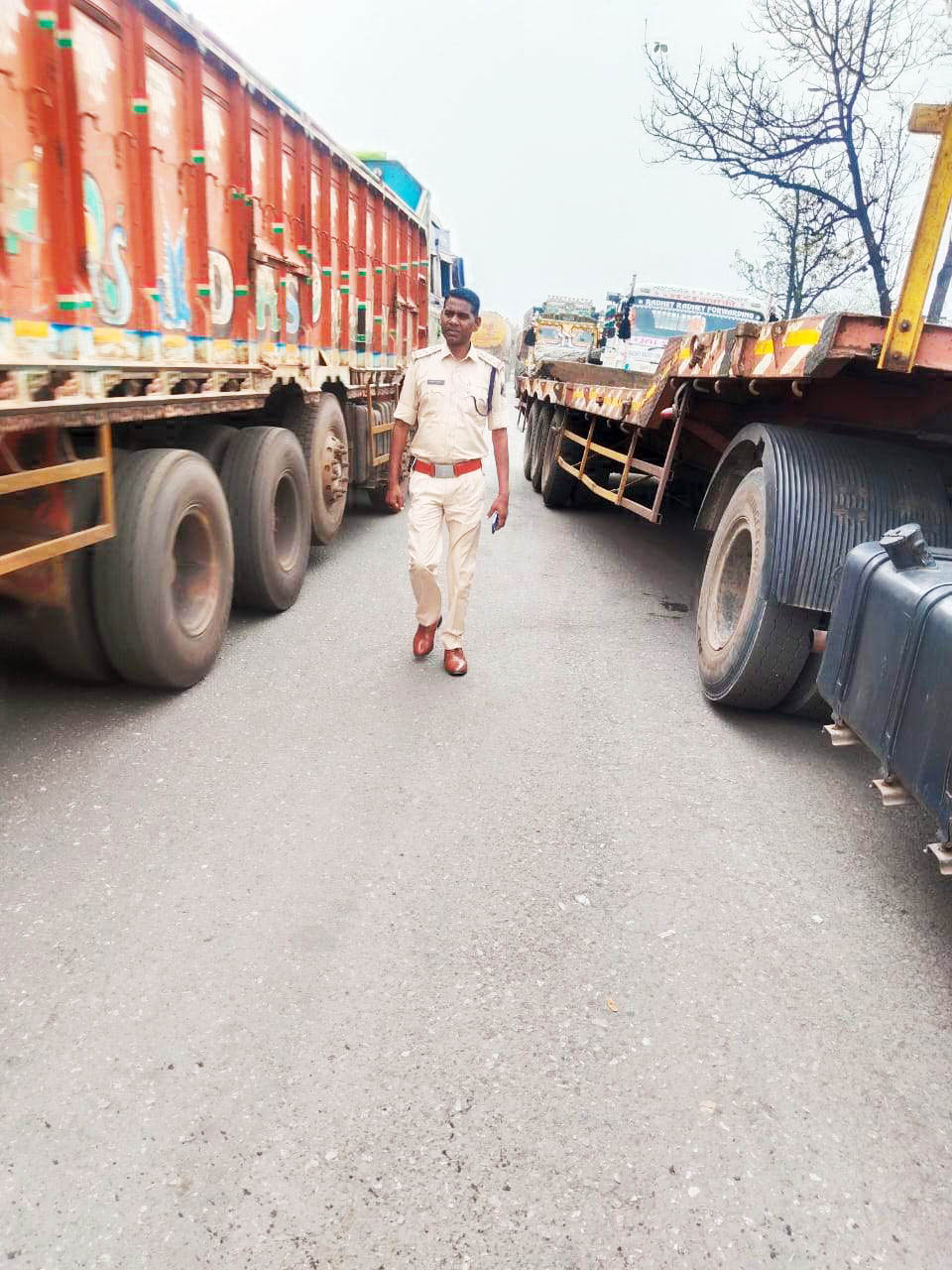 बेतरतीब खड़ी गाडिय़ों पर चालान बेतरतीब खड़ी गाडिय़ों पर चालान