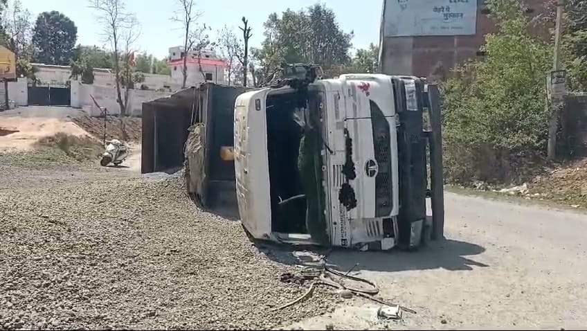 क्लिंकर लोड ट्रेलर पलटा, चालक-परिचालक गंभीर