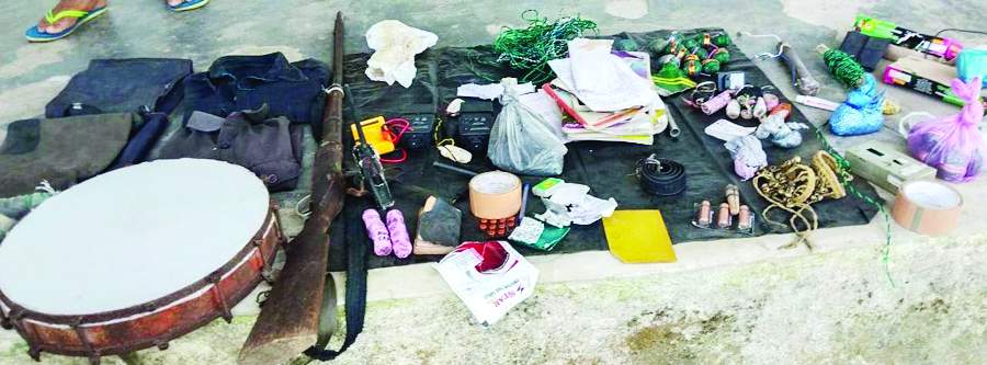 नक्सली भागे,  हथियार-विस्फोटक सामान बरामद 