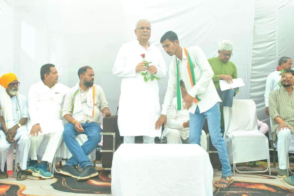 पूर्व सीएम बघेल ने धामनसरा में मांगा जनसमर्थन पूर्व सीएम बघेल ने धामनसरा में मांगा जनसमर्थन