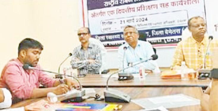 डीएचओ ने राष्ट्रीय कार्यक्रमों की समीक्षा की  