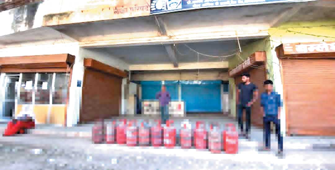 गैस एजेंसी में मोदी की गारंटी फेल, उपभोक्ताओं के साथ घालमेल