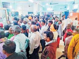 पैसे निकालने किसान पहुंच रहे बैंक, 49 हजार रुपये की लिमिट तय