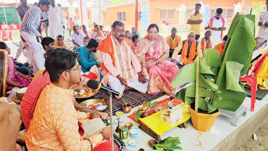 सत्यनारायण कथा के साथ विधायक टेकाम ने किया गृहप्रवेश सत्यनारायण कथा के साथ विधायक टेकाम ने किया गृहप्रवेश