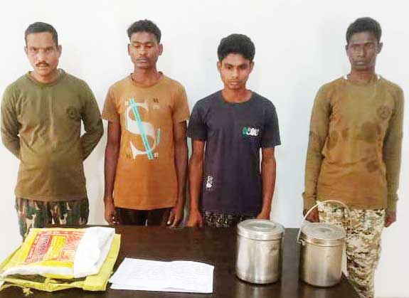 विस्फोटक के साथ दो नक्सली गिरफ्तार विस्फोटक के साथ दो नक्सली गिरफ्तार