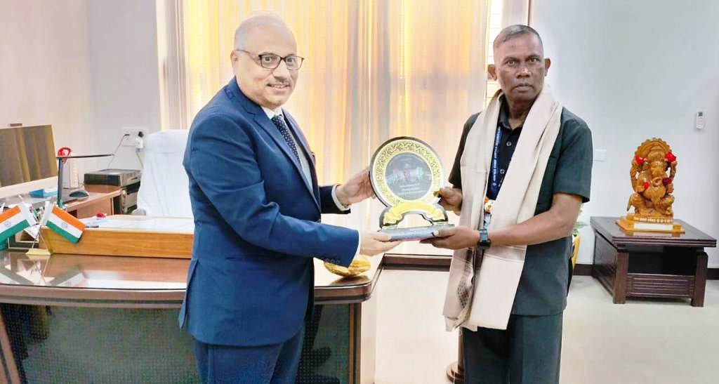 चीफ जस्टिस ने सेवानिवृत्ति पर सुरक्षा अफसर को किया सम्मानित 