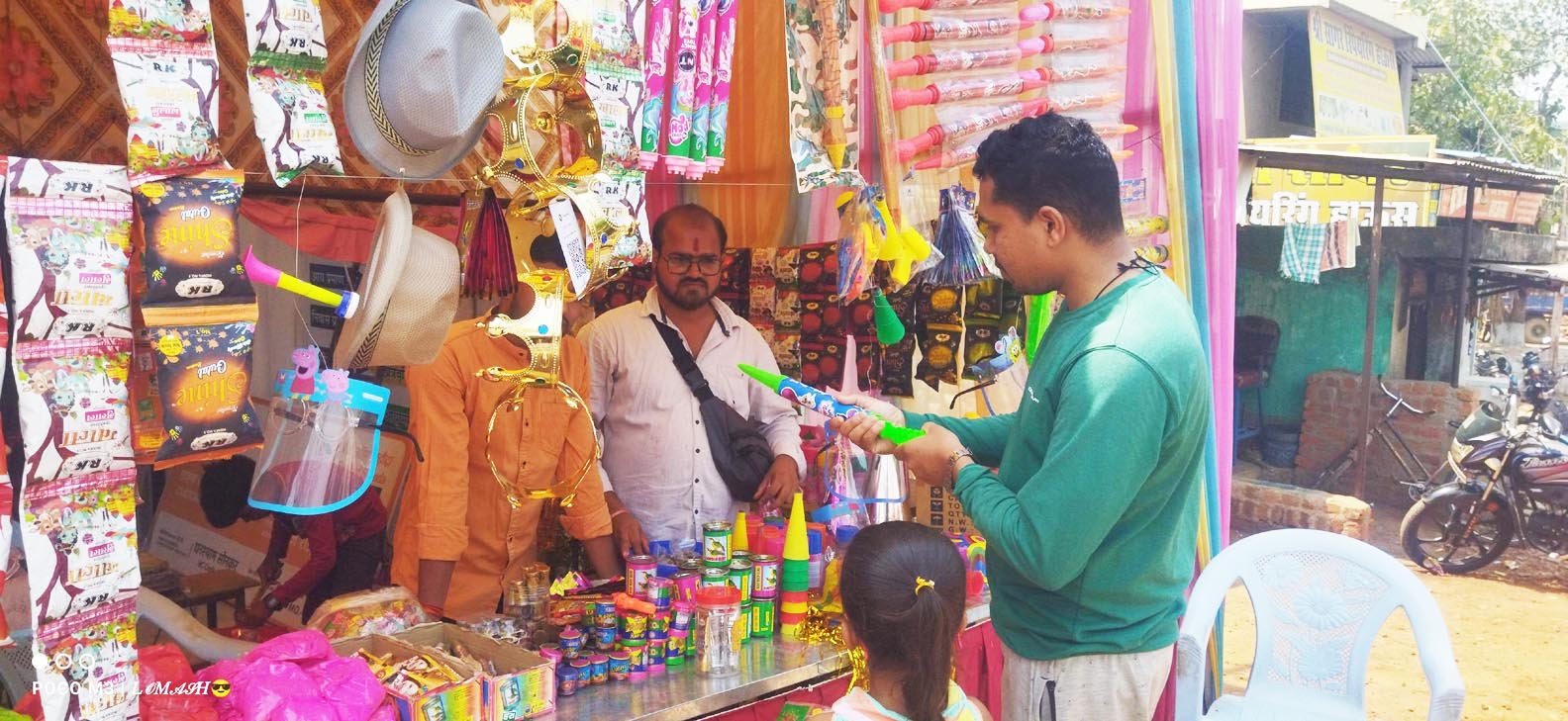 पिचकरियों और रंग-गुलालों की सजी दुकानें पिचकरियों और रंग-गुलालों की सजी दुकानें