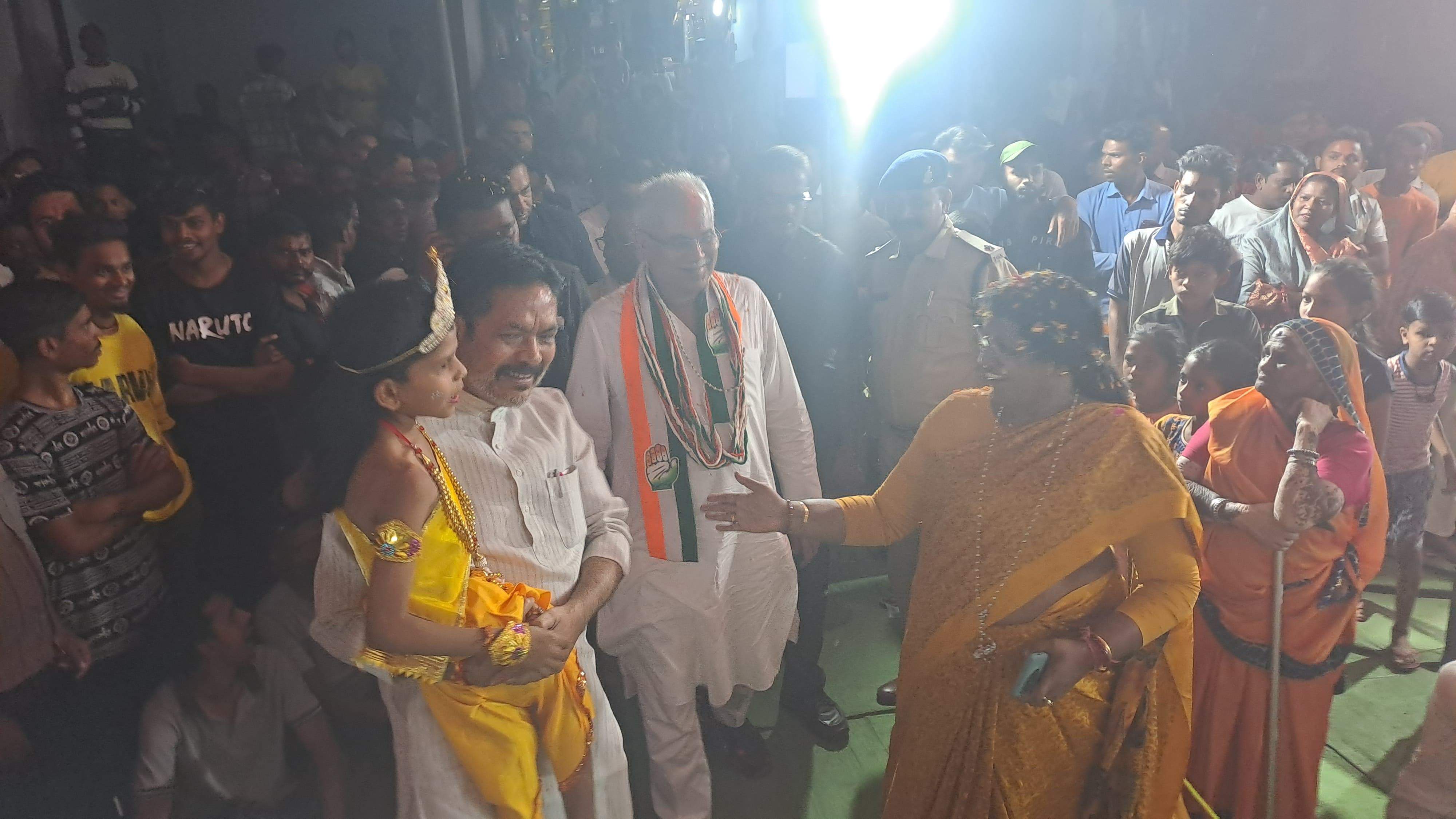 पटरीपार चिखली में पूर्व सीएम का स्वागत पटरीपार चिखली में पूर्व सीएम का स्वागत