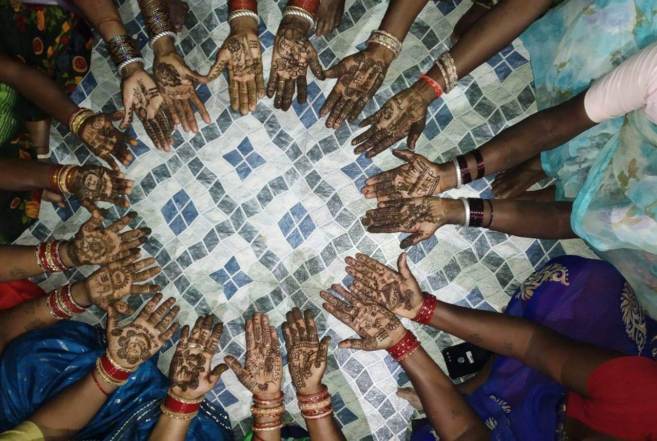 5000 से अधिक प्रतिभागियों ने मेंहदी लगाकर दिया शत-प्रतिशत मतदान का संदेश 5000 से अधिक प्रतिभागियों ने मेंहदी लगाकर दिया शत-प्रतिशत मतदान का संदेश