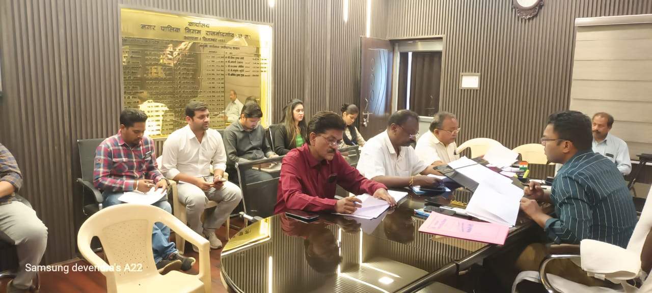 पोलिंग बूथों में करें आवश्यक व्यवस्था आयुक्त ने ली अधिकारियों की बैठक पोलिंग बूथों में करें आवश्यक व्यवस्था आयुक्त ने ली अधिकारियों की बैठक