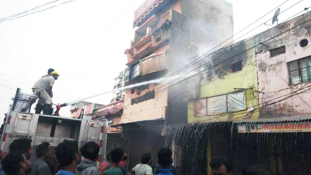 दो दुकानों में लगी आग, सिलेंडर भी ब्लास्ट, लाखों का सामान खाक