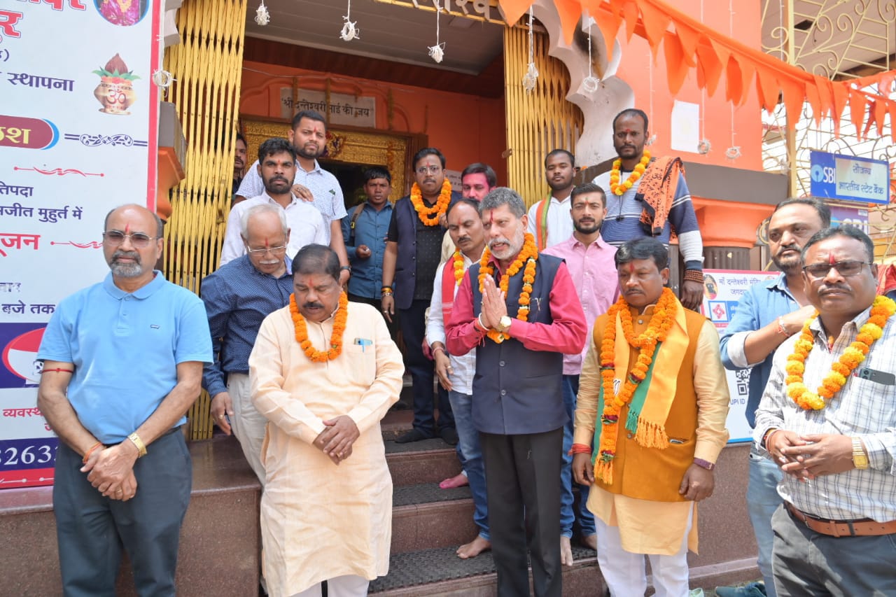 भाजपा प्रत्याशी ने जमा किया पर्चा भाजपा प्रत्याशी ने जमा किया पर्चा