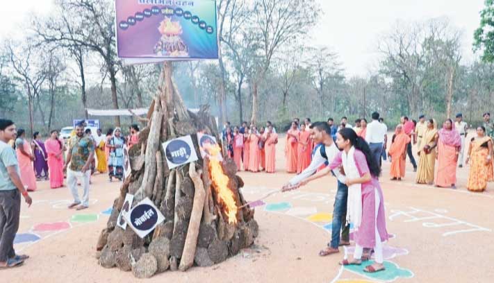 प्रलोभन रूपी होलिका दहन, लालचमुक्त होकर मतदान करने का संदेश