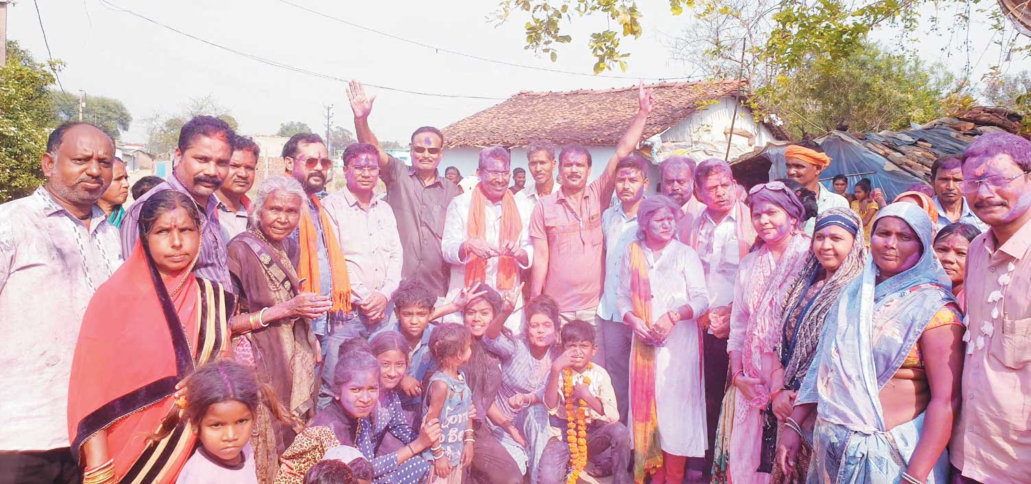नगाड़ों की थाप पर थिरके विधायक, मोहल्लों में जाकर साझा की होली की खुशियाँ