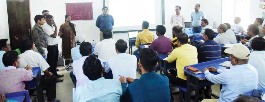 मतदान कर्मियों को प्रशिक्षण, कलेक्टर ने लिया जायजा मतदान कर्मियों को प्रशिक्षण, कलेक्टर ने लिया जायजा