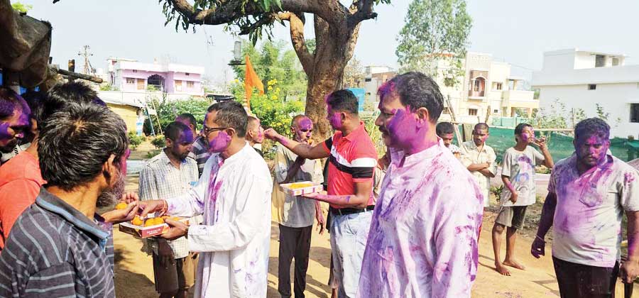 मानसिक बीमार मरीजों संग खेली होली मानसिक बीमार मरीजों संग खेली होली