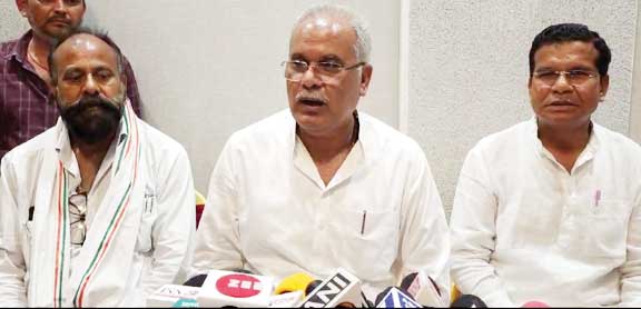 पूर्व सीएम पहुंचे कोण्डागांव, कार्यकर्ताओं संग बंद कमरे में बैठक पूर्व सीएम पहुंचे कोण्डागांव, कार्यकर्ताओं संग बंद कमरे में बैठक