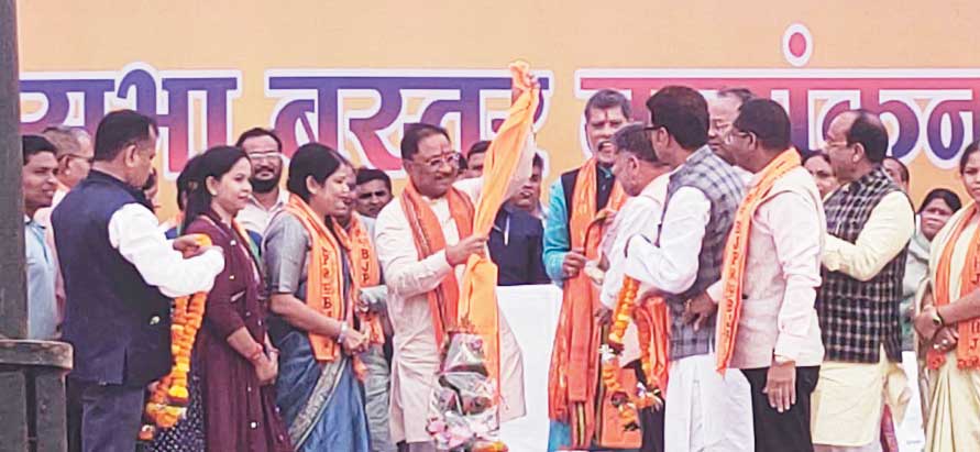 महापौर के साथ एमआईसी सदस्य ने थामा बीजेपी का हाथ महापौर के साथ एमआईसी सदस्य ने थामा बीजेपी का हाथ