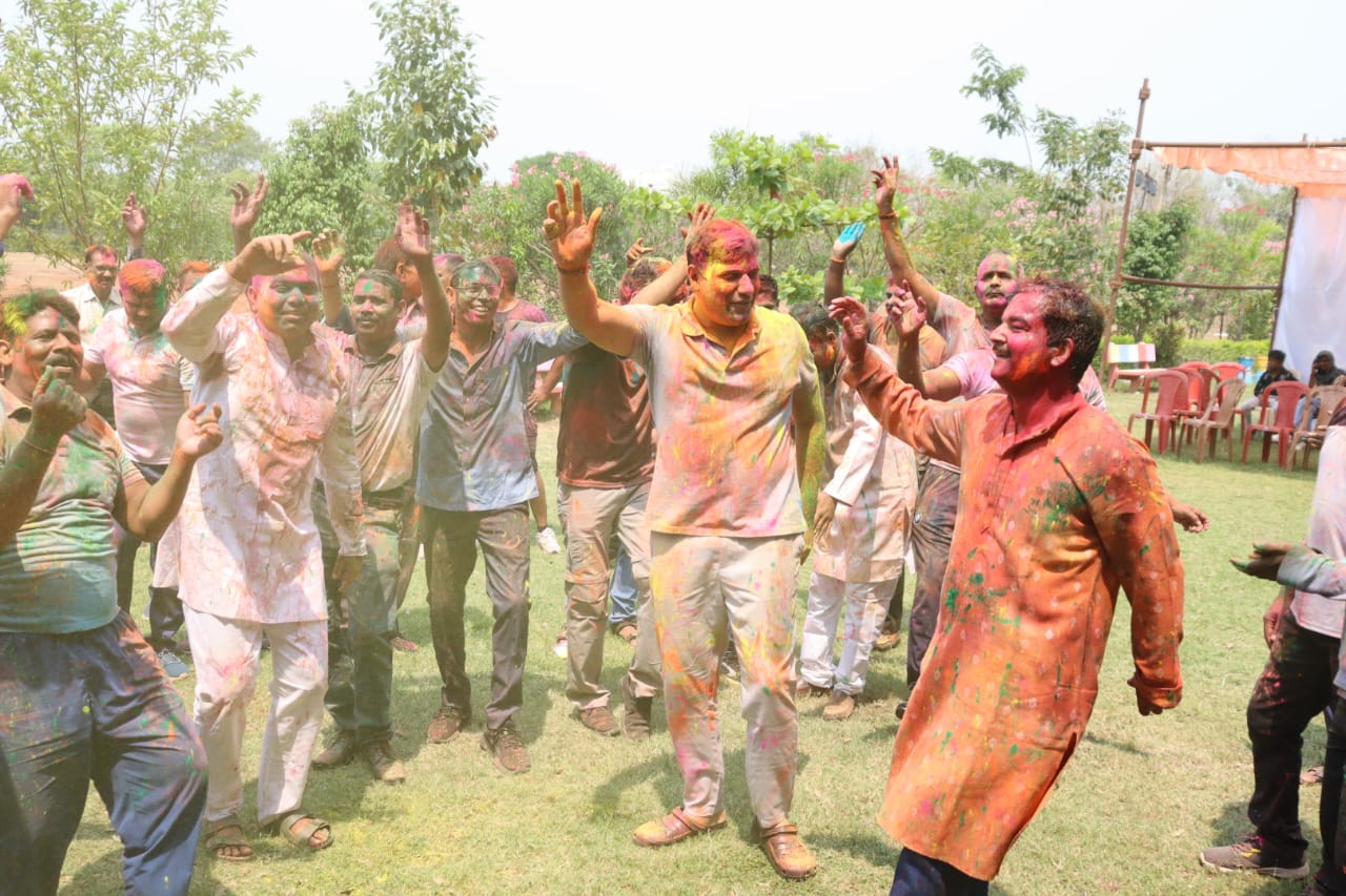 25 साल बाद होली खेलने मिली जवानों को छुट्टी 25 साल बाद होली खेलने मिली जवानों को छुट्टी