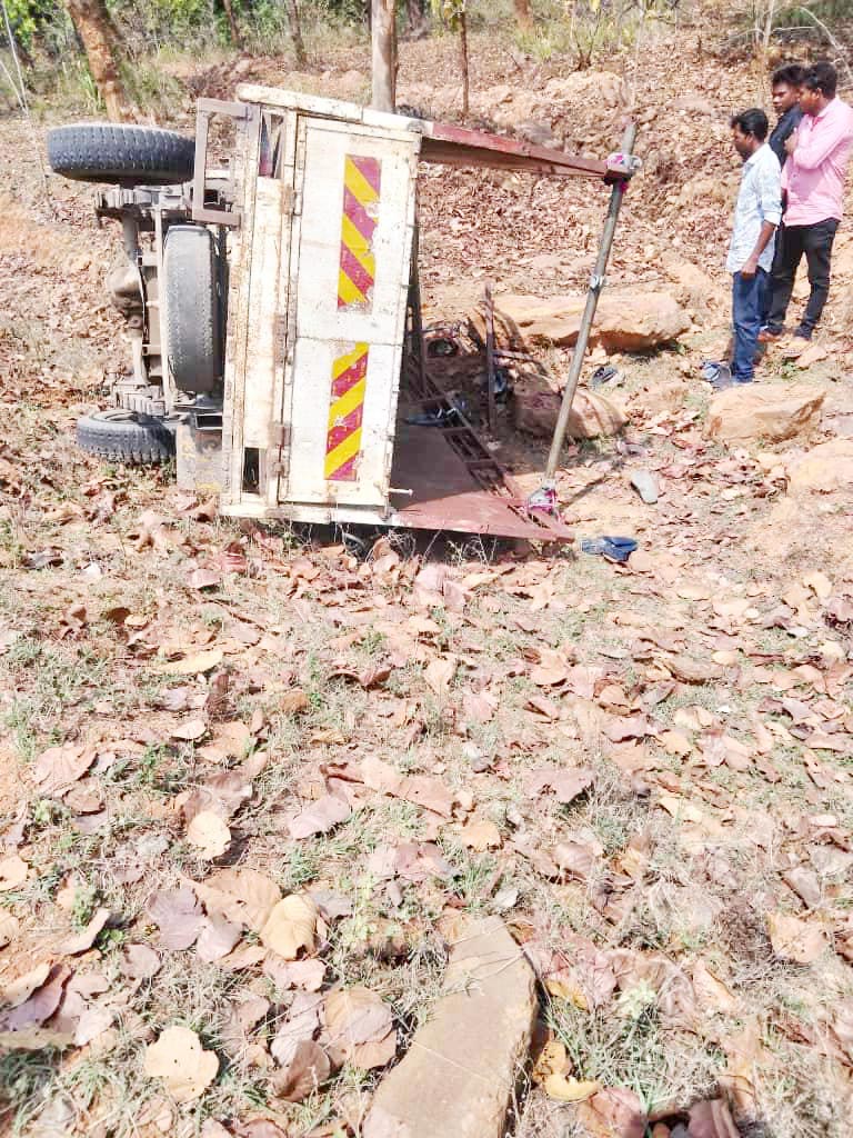 सगाई में जा रही पिकअप पलटी, 11 जख्मी सगाई में जा रही पिकअप पलटी, 11 जख्मी